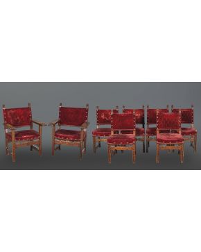 2062-Lote formado por seis sillas y dos fraileros estilo español, c. 1900. En madera tallada, siguiendo modelos del s. XVII, con tapicería en terciopelo granate.  Altura fraileros: 106 Sillas: 9