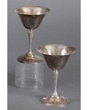 1026-Pareja de copas en plata española punzonada 916, con trabajo martelé. Inscripciones. Peso: 230 gr. Altura: 13,5 cm.