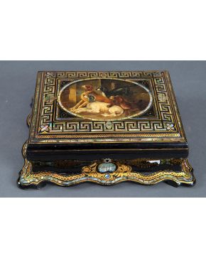 953-Caja en madera lacada en negro con detalles en dorado y madreperla. Tapa decorada con pintura representando perros. Interior forrado en terciopelo violeta.  Medidas: 11x25x30 cm.