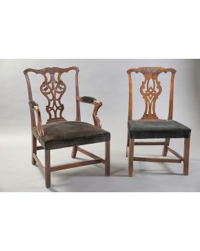 2043-Lote formado por butaca y silla Chippendale" en madera tallada con respaldos calados. Inglaterra, s. XIX. Altura mayor: 96 cm."