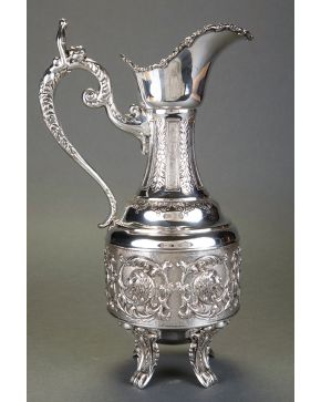 952-Gran jarra en plata española punzonada. Decoración cincelada. Peso: 1 Kg. Altura: 40 cm.
