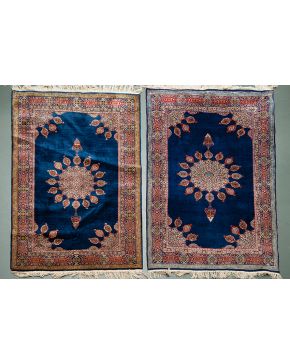 781-Exquisita pareja de alfombras persas en lana con gran rosetón central sobre campo azul oscuro.  Medidas: 218x138 cm.