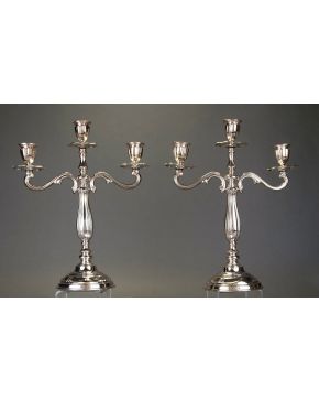 958-Pareja de candelabros de tres luces en plata española con marcas de Durán, ley 925. Decoración estriada.  Altura: 39 cm.