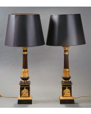 734-Pareja de lámparas de sobremesa estilo Napoleón III en bronce dorado y pavonado. Francia.  A modo de columna sobre peana. Aplicaciones en bronce dorado.  Altura: 58, 5 cm. 