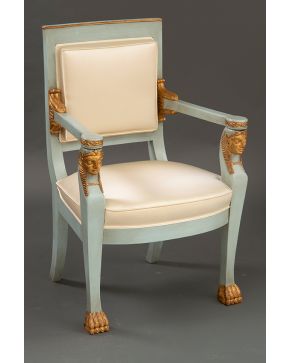877-Butaca de estilo Imperio en madera tallada, dorada y pintada. Respaldo y asiento en seda.  Altura: 95 cm.  
