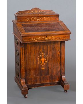 434-Davemport inglés, s. XIX. En madera de roble tallada con elegante decoración en marquetería de maderas frutales de estilo neoclásico.Tapa en cuero marrón. Medidas: 54x84x54 cm.