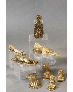 959-Original lote de 9 pisapapeles antiguos en bronce dorado.  Altura mayor: 18 cm.