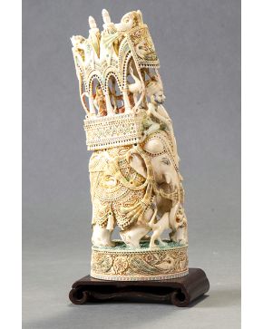 421-Elefante con palanquín , primer tercio s. XX. Grupo asiático representando una  caza del tigre en marfil tallado y policromado sobre peana en madera. Con certificado de Antigüedad.  Altura: 