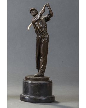 972-MILO (1955) Golfista  Escultura en bronce pavonado y marfil. Firmado. Con CITES.  Altura: 40 cm. 