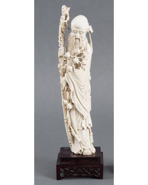 304-China, primer tercio s. XX Sabio con vara de peonías. Escultura en marfil tallado sobre peana de madera. Altura: 36 cm.
