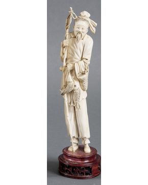 305-China, primer tercio s. XX Anciano con vara y peces. Escultura en marfil tallado sobre peana de madera. Altura: 29 cm.