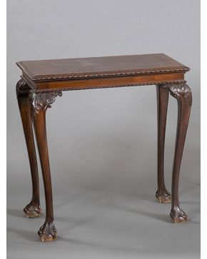 308-Mesa rectangular inglesa chipendale en madera de caoba con patas de garra.  Medidas, 68x72x38 cm 
