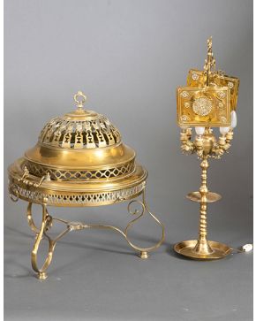309-Lote formado por brasero y lámpara de aceite en bronce dorado. Altura lámpara: 80 cm.