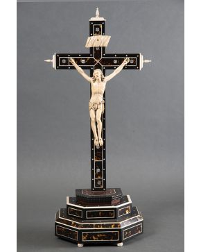 570-ESCUELA ITALIANA S.XVIII Cristo crucificado en marfil exquisitamente tallado sobre cruz en madera ebonizada con incrustaciones en carey, nácar y detalles en marfil.  Medidas: 73x35x18 cm 