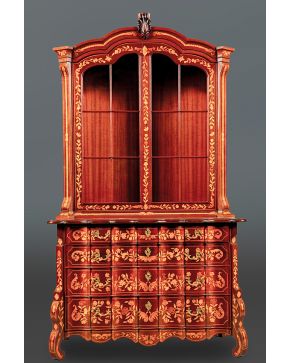 956-Secreter estilo holandés en madera tallada con marquetería de motivos florales. Parte superior acristalada de doble puerta, escritorio al interior con tapete en cuero verde y cuatro registros de c