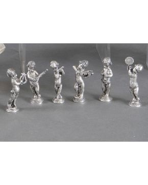 1027-Juego de 6 figuritas de músicos en plata peruana punzonada con marcas de Camusso. Ley sterling, 925. Peso: 510 gr. Altura: 9 cm.