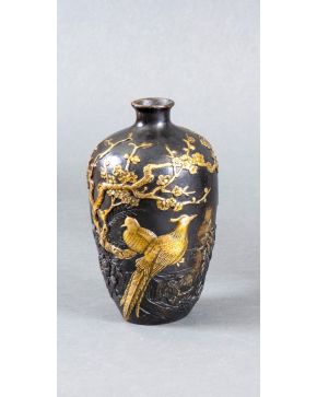 301-Jarrón en bronce pavonado y dorado con escena aves en rama y rosas. Inscripciones en el reverso. Con sello. Periodo Meiji, finales s. XIX. Altura: 20 cm.