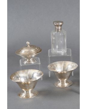 1024-Lote de plata formado por almendrero con tapa y botella de cristal estriado y tapón con punzones de Luis Espuñes y dos lavafrutas en plata batida con ingletes. Altura: 15 cm. Peso plata: 40