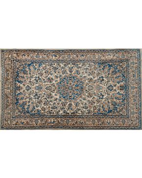 731-Alfombra persa Nain en lana con motivo decorativo central y motivod vegetales sobre campo beige.  Medidas: 210x120 cm.