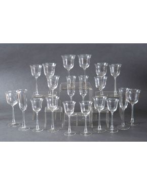 876-Elegante cristalería compuesta por 14 copas de agua, 14 copas de vino tinto, 14 copas de vino blanco y 12 de espumoso. Altura: 24 cm.
