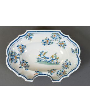 543-Real Fábrica de Alcora. Serie de los chinescos (1735-1760) Bacía de cerámica esmaltada y pintada. Leves pelos.  Diámetro: 27.5x38 cm 
