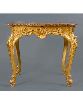 730-Mesa barroca, Francia S.XIX, en madera tallada y dorada decorada con elementos vegetales. Tapa en ágata bandeada en tonos marrones con vértices semicirculares. Medidas: 75x80x56 cm  