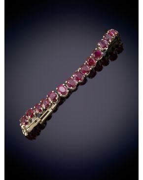 1-PULSERA ANTIGUA RIVIERE DE RUBÍES SOBRE UNA MONTURA DE GARRAS EN ORO BLANCO DE 18K. Peso total de los rubíes: 7ct. aprox. 