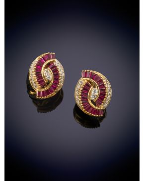 10-ELEGANTES PENDIENTES DECORADOS POR DOS FRANJAS DE RUBÍES Y BRILLANTES sobre una montura en oro amarillo de 18K.