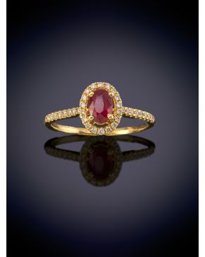 11-ELEGANTE SORTIJA CON UN RUBÍ CENTRAL DE 0,7CT ORLADO POR BRILLANTES DE 0,19CT APROX sobre una fina montura en oro amarillo de 18K.