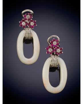 12-PENDIENTES DE CORAL BLANCO Y FLORES DE RUBÍES CON BRILLANTES sobre una montura de oro blanco de 18k. 