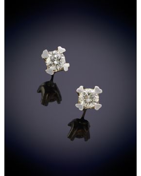 13-ELEGANTES DORMILONAS DE DIAMANTES EN GARRA sobre una montura en oro blanco de 18K.