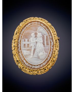14-BELLO BROCHE CAMAFEO DE ÁGATA BICOLOR representando una escena cortesana, exquisitamente cincelada. Sobre marco de oro amarillo de 18k. 