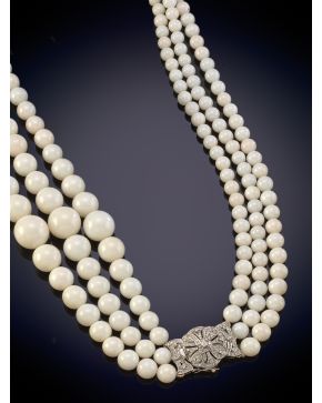 16-BELLO COLLAR DE TRES HILOS DE CORAL BLANCO DE GRAN CALIDAD CON BROCHE LATERAL DE BRILLANTES, CALIDAD EXTRA. Perfectas cuentas de coral de