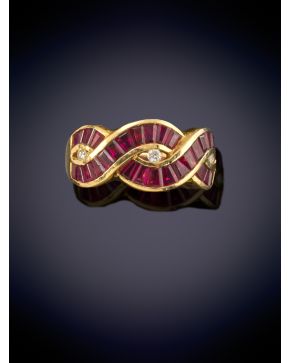 17-ELEGANTE SORTIJA CON FRENTE CON DOS FILAS DE RUBÍES ENTRELAZADAS Y BRILLANTES sobre una montura en oro amarillo de 18K.