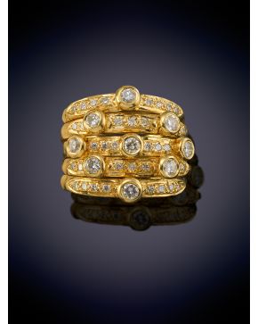 18-ELEGANTE SORTIJA ANCHA CON FRENTE DECORADO POR BRILLANTES sobre una montura en oro amarillo de 18K.