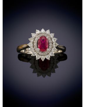 19-ELEGANTE ROSETÓN CON UN RUBÍ CENTRAL CON DOS ORLAS DE BRILLANTES sobre una montura en oro blanco de 18K.