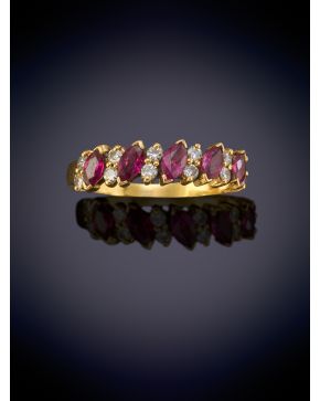 2-BELLA MEDIA ALIANZA DE RUBÍES TALLA MARQUISE Y BRILLANTES sobre una montura en oro amarillo de 18K.