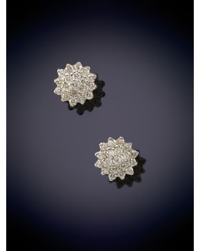 20-BELLOS PENDIENTES DE ROSETÓN DE BRILLANTES sobre una montura en oro blanco de 18K.