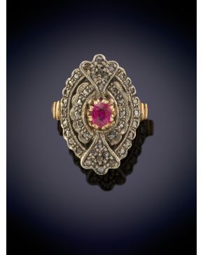 21-ELEGANTE SORTIJA ESTILO ART DECÓ CON UN RUBÍ CENTRAL DE 0,60CT SOBRE UN FRENTE CUAJADO DE BRILLANTES con montura en oro de 14K y plata.
