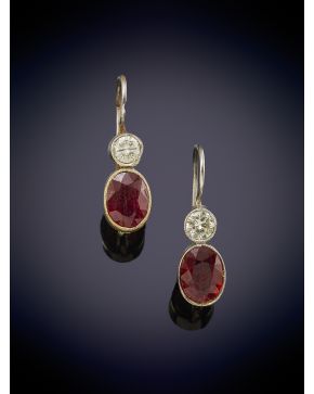 22-BELLOS PENDIENTES ANTIGUOS CORONADOS POR UN BRILLANTE DEL QUE PENDE UN RUBÍ TALLA OVAL CON UN PESO TOTAL DE 5CT. APROX. Montura de oro bl