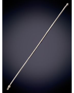 25-BELLA PULSERA CON FRENTE DE BRILLANTES sobre una montura en oro blanco de 18K.