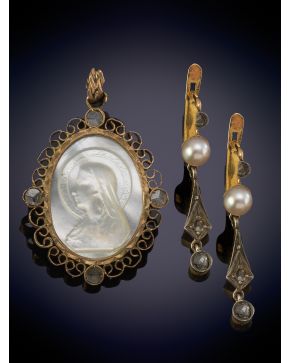 26-BELLO CONJUNTO COMPUESTO POR ROSARIO, MEDALLA DE NÁCAR Y PENDIENTES DE BRILLANTES.