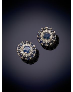 28-CLÁSICOS ROSETONES DE ZAFIROS ORLADOS POR BRILLANTES sobre una montura en oro blanco de 18K.
