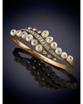 29-PULSERA ANTIGUA DE DIAMANTES Y PERLITAS sobre una montura de amarillo de 18k. 