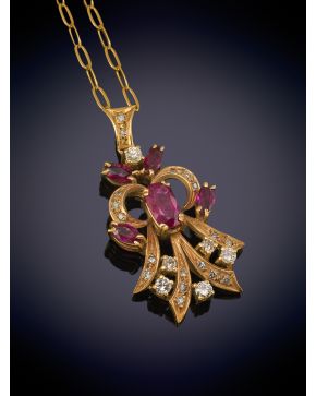 3-BELLO COLGANTE CON RUBÍES Y BRILLANTES EN ORO AMARILLO DE 18K y cadena en metal.