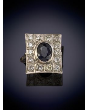 31-ELEGANTE SORTIJA ANTIGUA CON UN ZAFIRO CENTRAL DE 2.50CT SOBRE UNA PLACA CUAJADA DE BRILLANTES DE 1CT APROX sobre una montura en oro blan