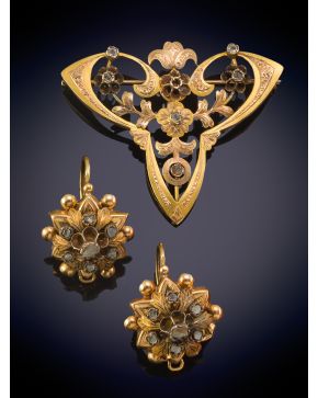 32-ELEGANTE CONJUNTO COMPUESTO POR BROCHE Y PENDIENTES ISABELINOS DECORADOS POR BRILLANTES en oro amarillo de 18K.