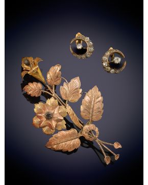 33-ELEGANTE CONJUNTO COMPUESTO POR BROCHE Y PENDIENTES ISABELINOS DECORADOS POR BRILLANTES en oro amarillo de 18K.