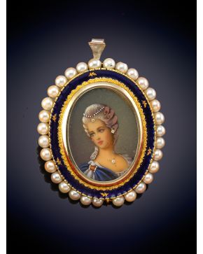 34-BELLO BROCHE MEDALLA CON UN RETRATO DE DONCELLA EN ESMALTE DECORADO POR PEQUEÑOS BRILLANTES CON UNA ORLA DE PERLITAS sobre una montura en