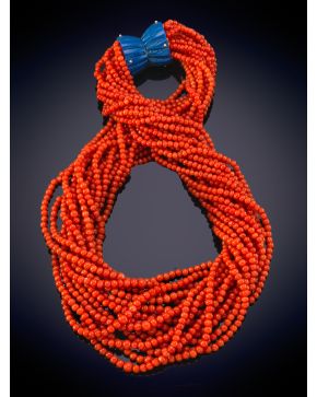 35-FAVORECEDOR COLLAR MULTIHILOS DE CUENTAS DE CORAL ROJO MEDITERRÁNEO CON ORIGINAL BROCHE GALLONADO DE LAPISLÁZULI. 